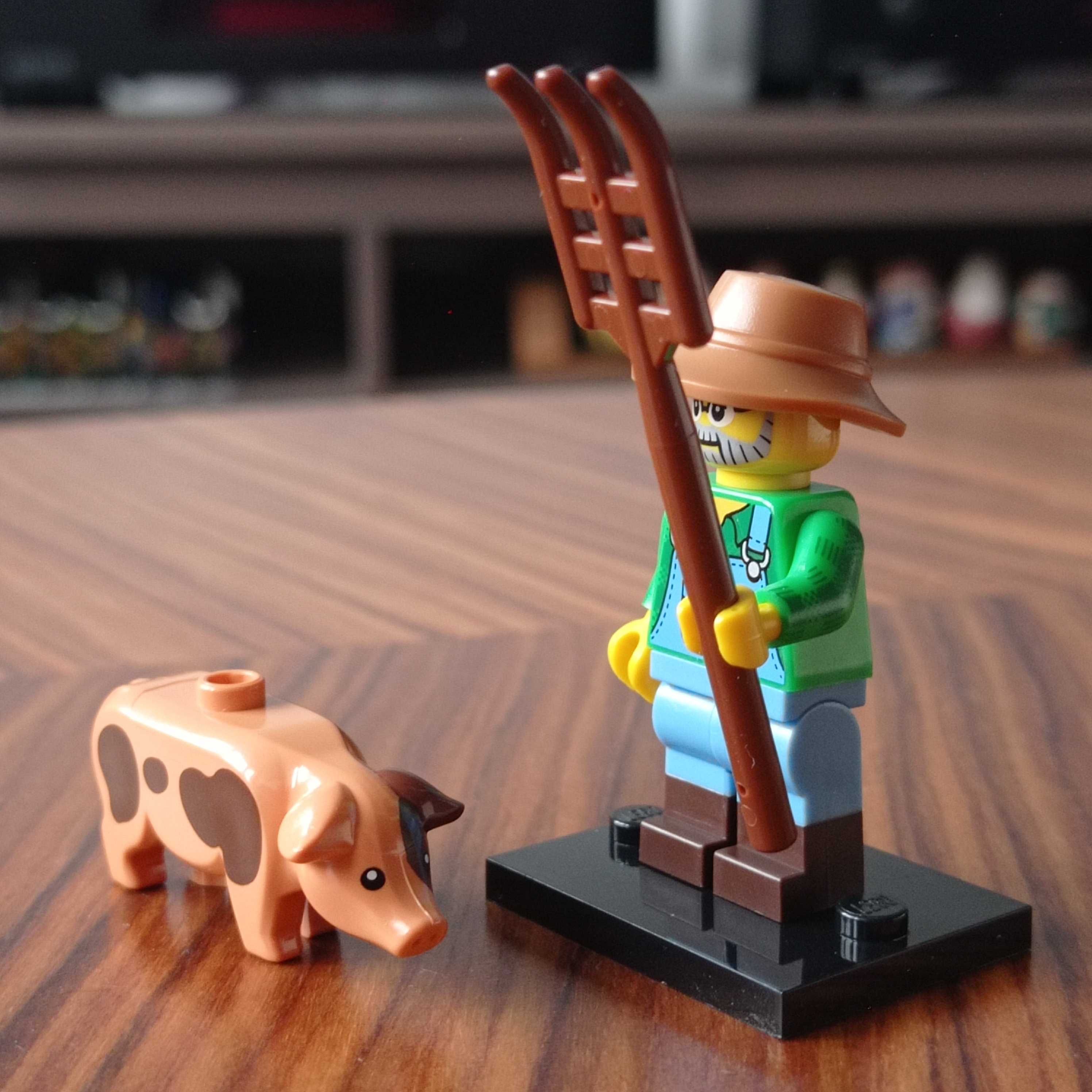 LEGO minifigurka seria 15 Farmer Rolnik 71011 + LEGO świnia