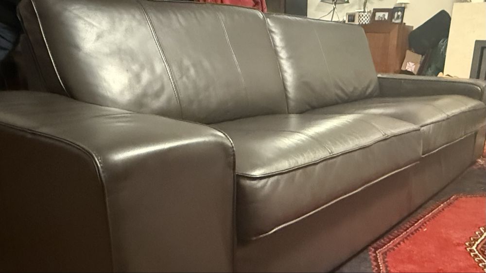 Sofá castanho em pele genuina - ikea Kivik (muito pouco uso)