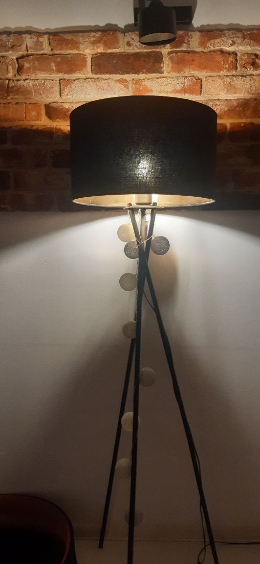 Lampa stojąca do salonu