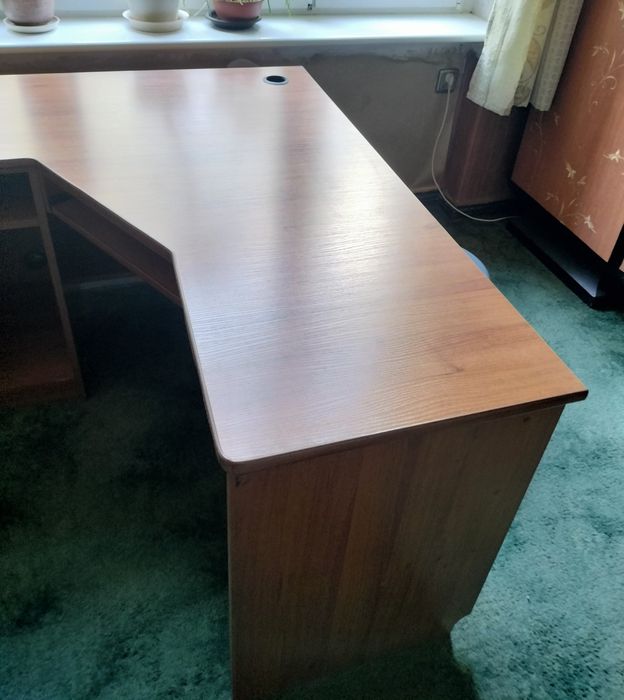 Biurko narożne 135x135 do komputera.