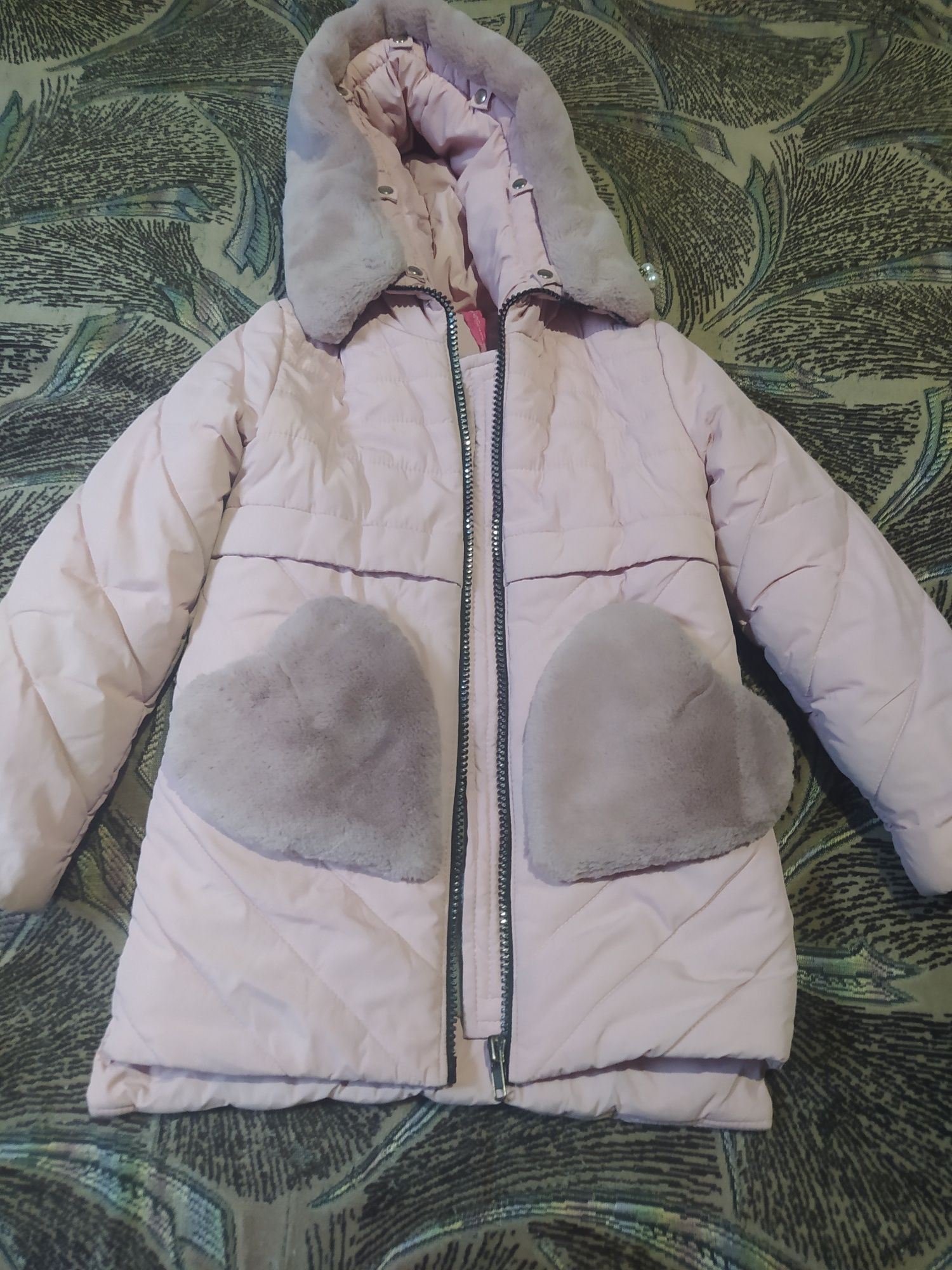 Две детские зимние куртки для девочки