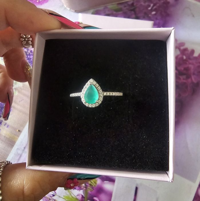 Anel solitario em prata com zirconia verde e zirconias da marca Ma