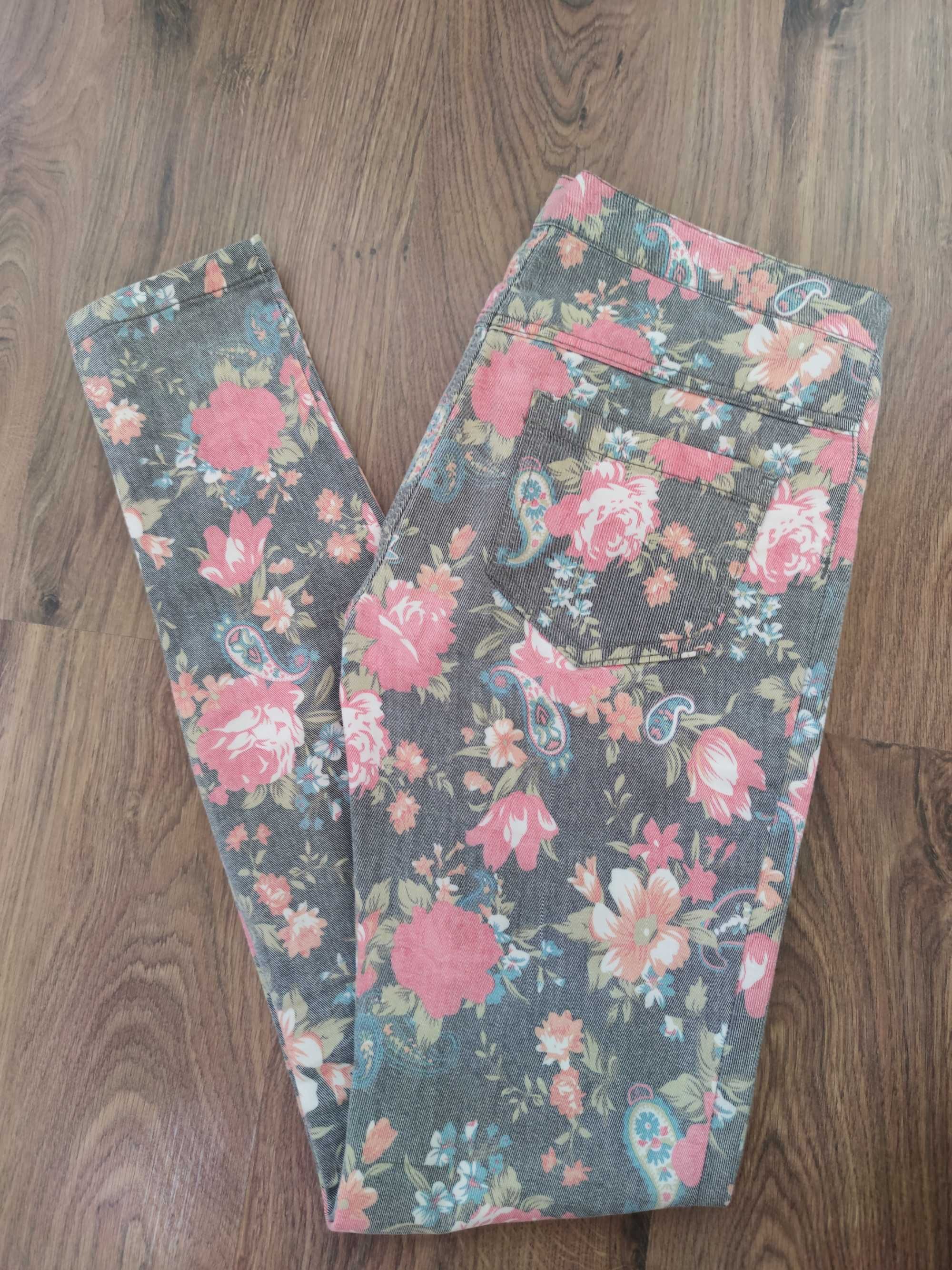 Spodnie w kwiatowy wzór