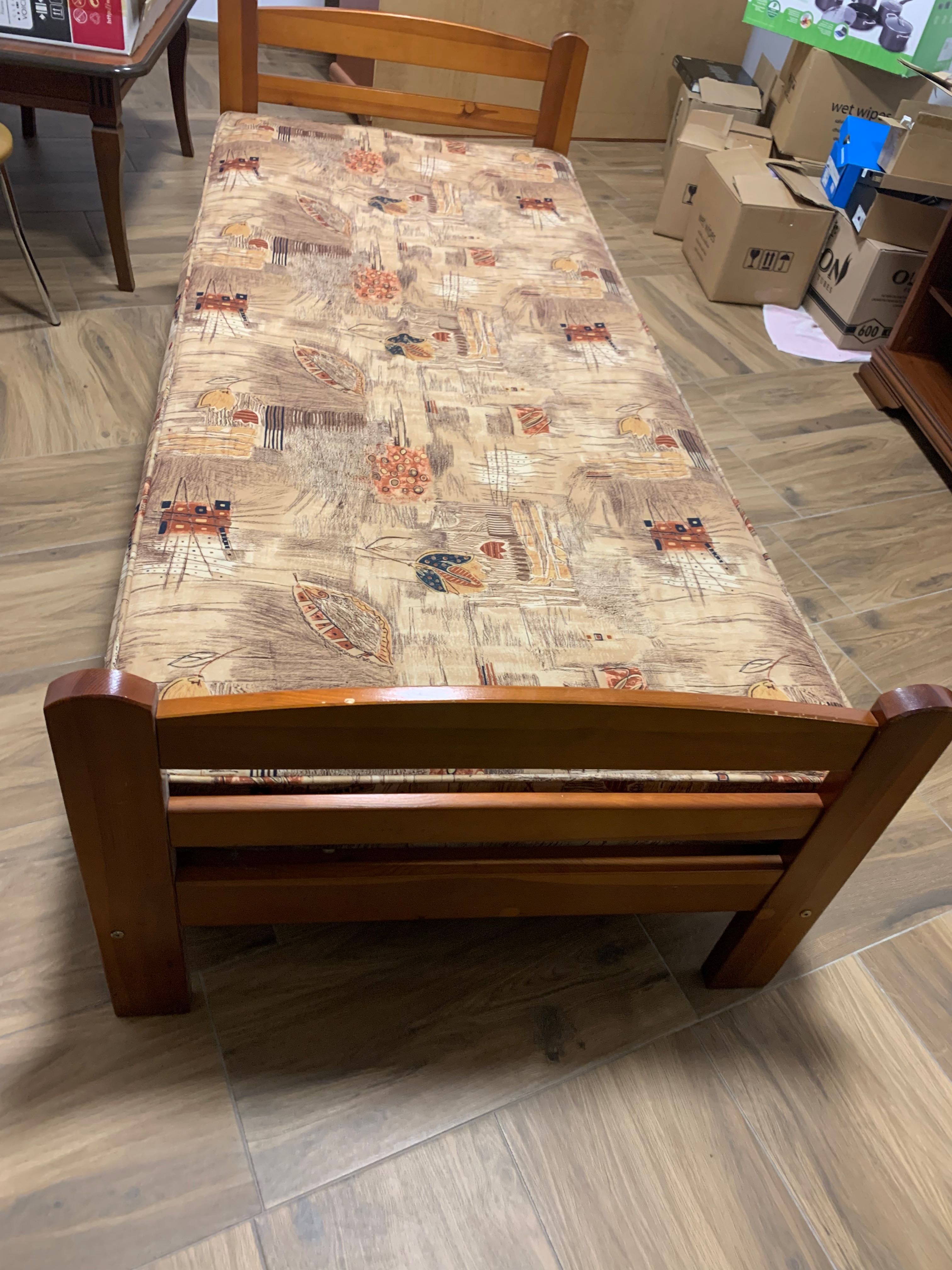 Drewniane łóżko jednoosobowe otwierane materac