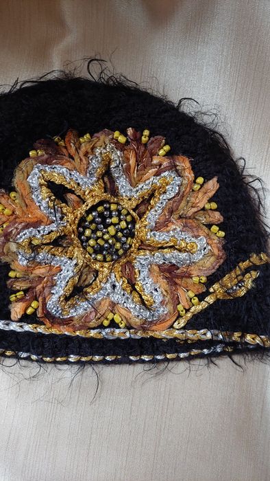 Жіноча шапка ручної роботи