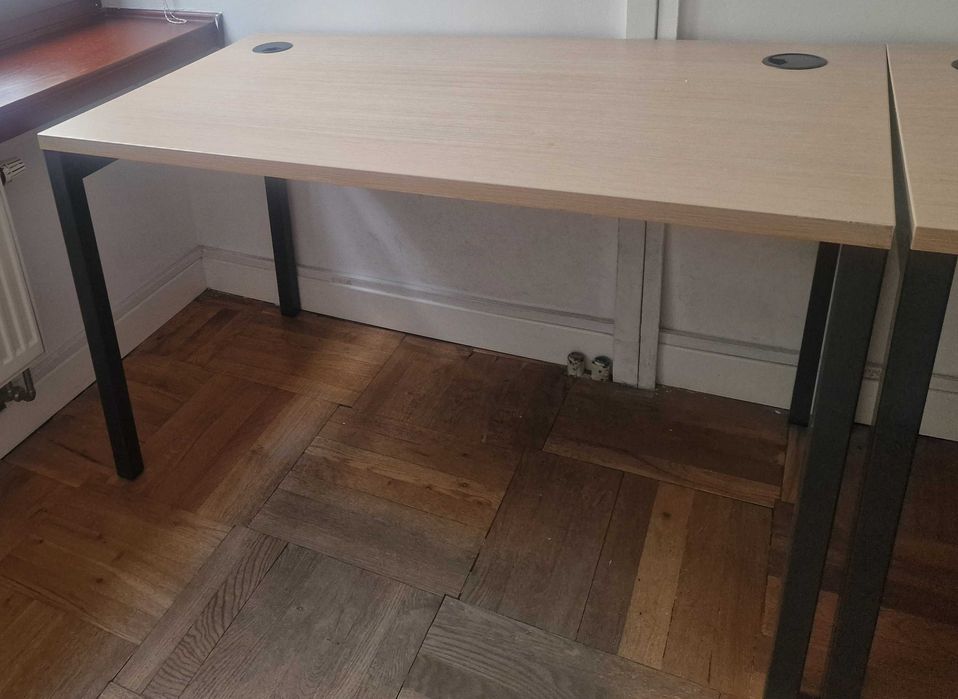 Biurko beżowe z otworem na przewody