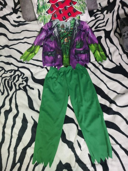 Костюм на геловін. Зомбі чи щось таке))