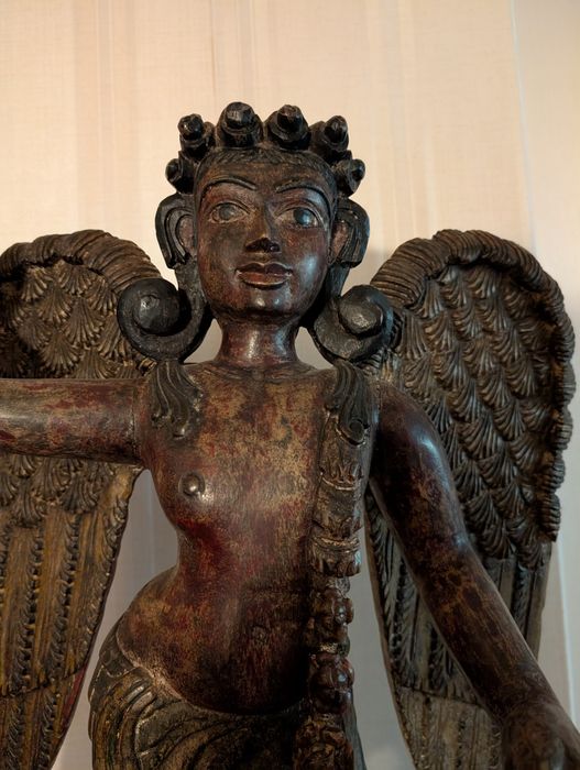 Anjo oriental em madeira