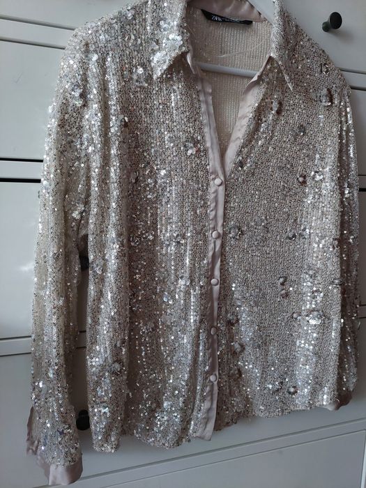 Koszula cekinowana na guziki z kołnierzykiem.