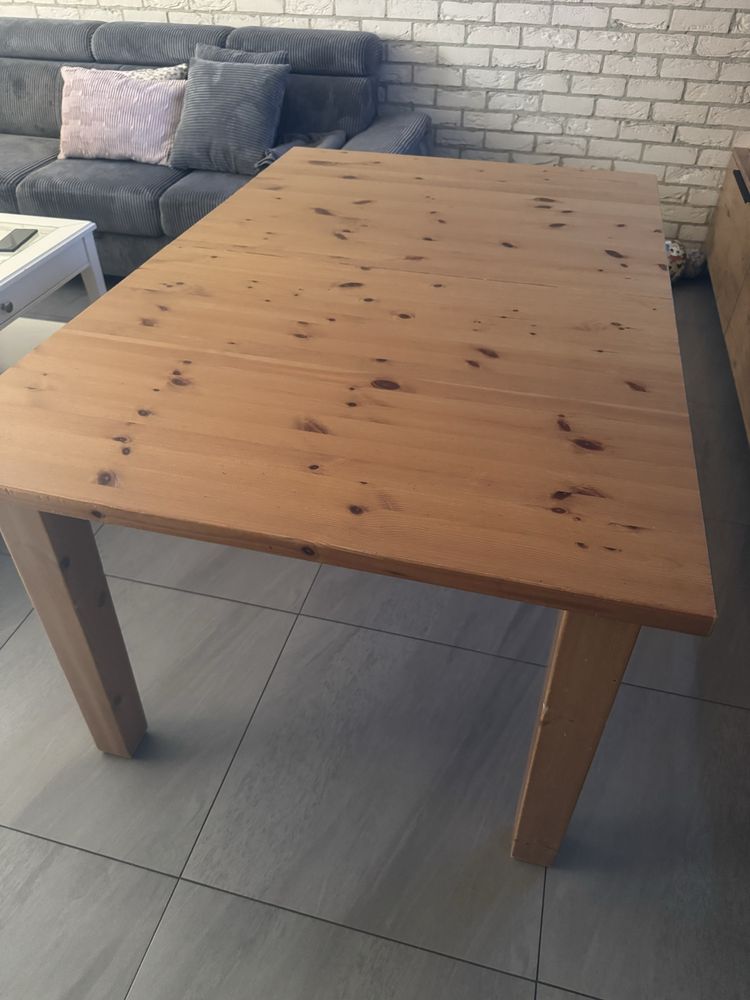 Stół Ikea.