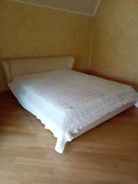 Ліжко двоспальне, натуральна шкіра (колір - молочно-бежевий). Італія
