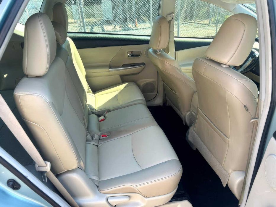 Toyota Prius v Five      2015