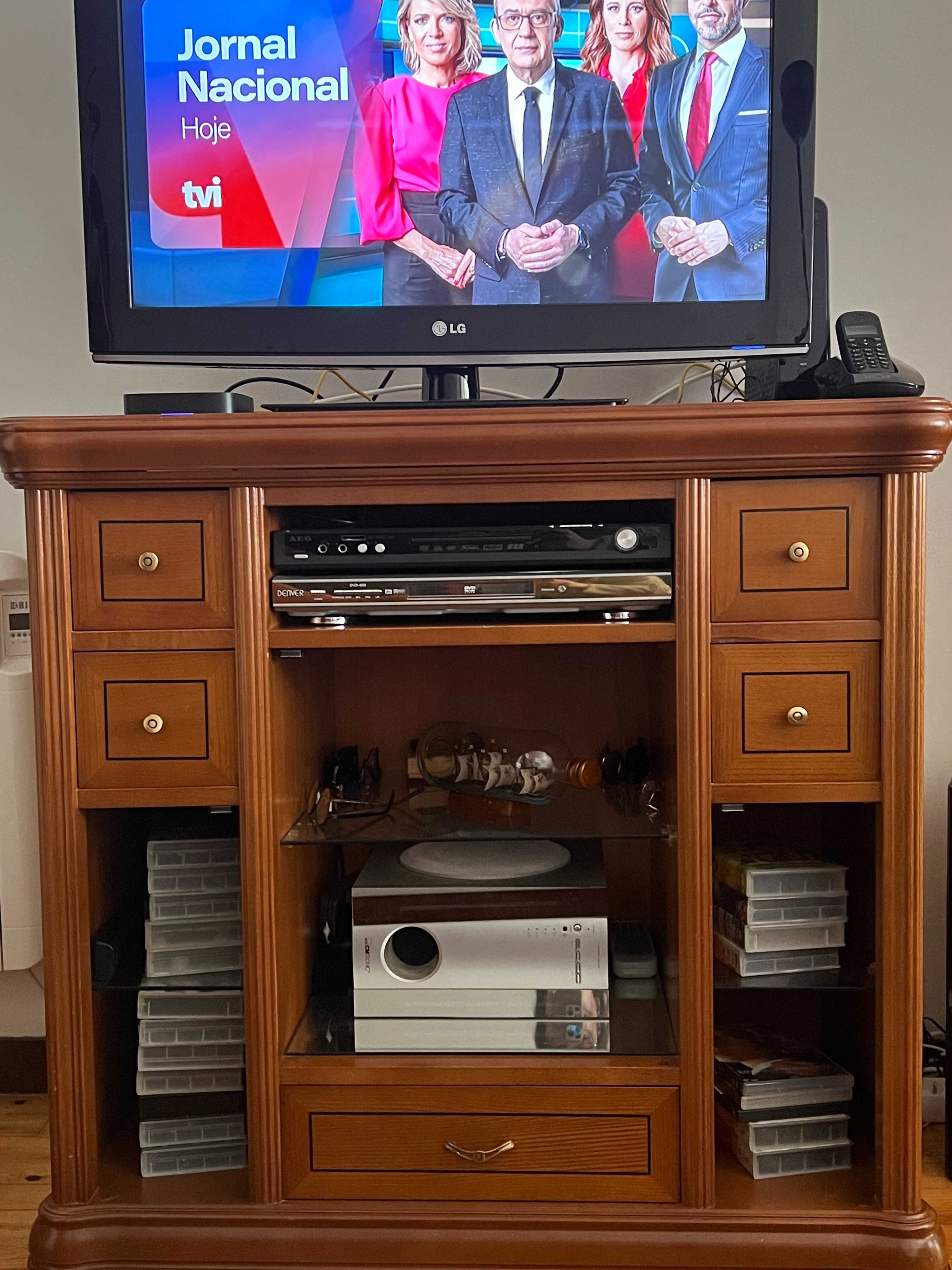 Móvel de TV em madeira