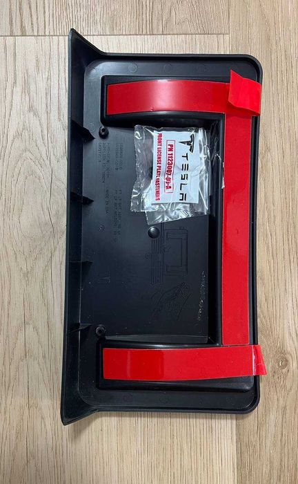 Оригінальний подіум для номерного знака Tesla Model 3