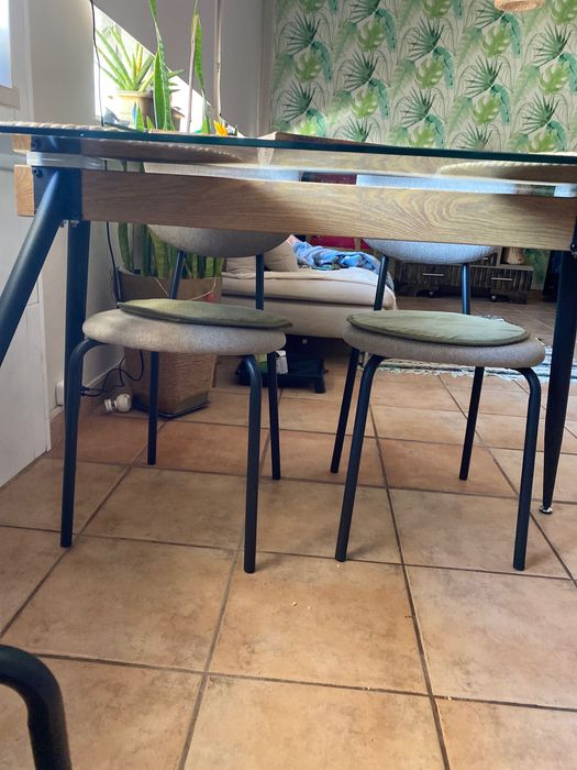 Mesa de vidro e cadeiras