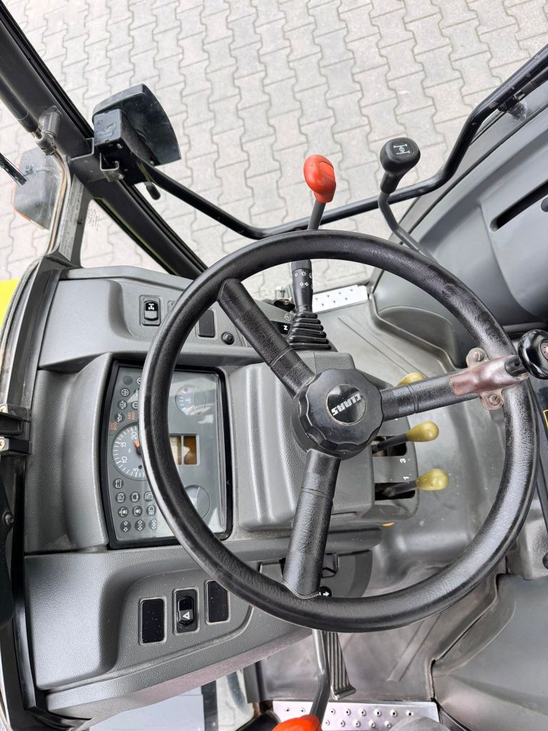Ciągnik sadowniczy Claas Nectis 237ve sadownik.