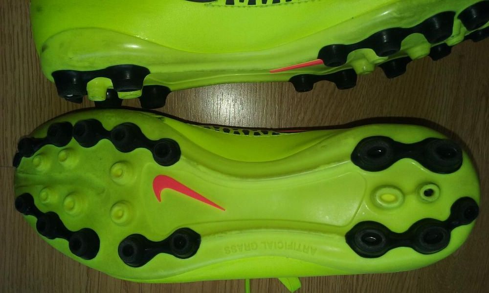 Chuteiras Nike novas
