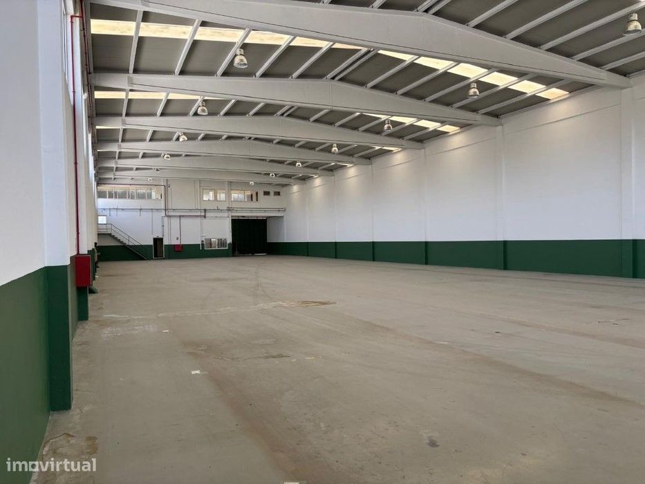 Armazém junto autoestrada com escritórios na Trofa