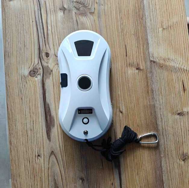 Робот для миття вікон з розпиленням автоматичним на пульті