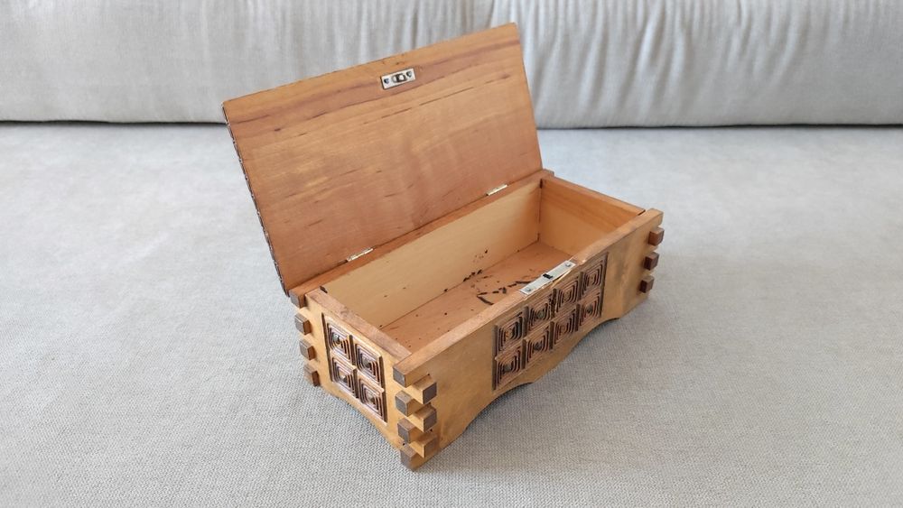 Stara szkatułka drewniana z lat 70