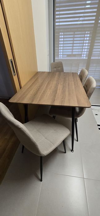 Mesa de jantar com 4 cadeiras