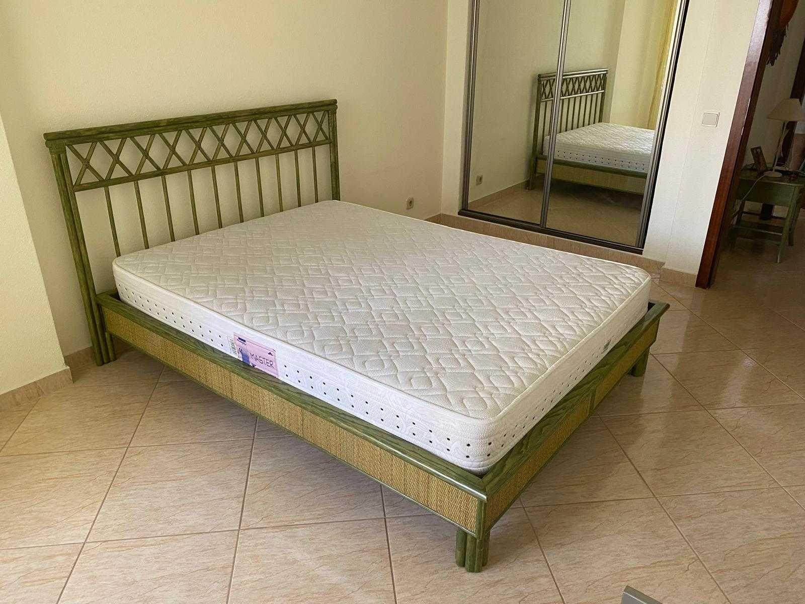Cama e colchão de casal em bambu e rattan
