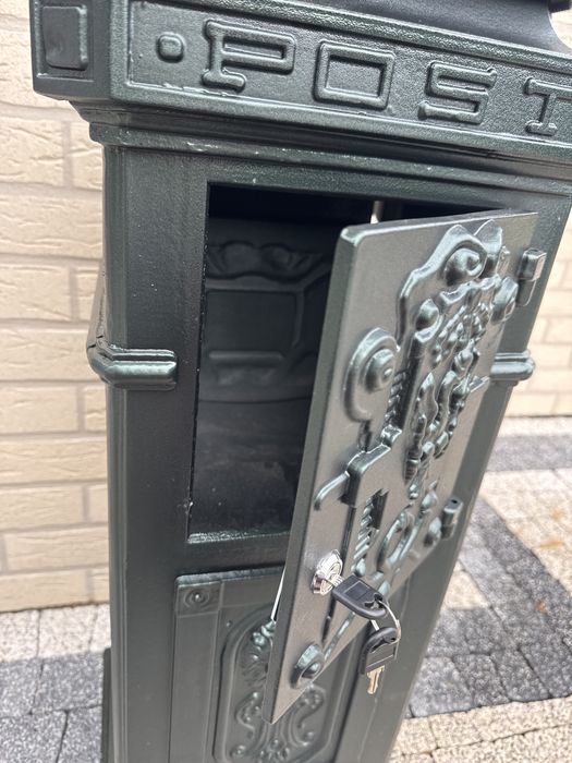 Bogato zdobiona skrzynka na listy wolnostojąca odnowiona