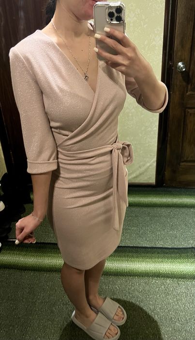 Сукня пудрового кольору , приталенного крою
