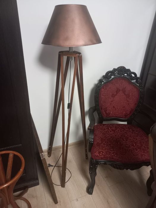Lampa podłogowa trojnóg