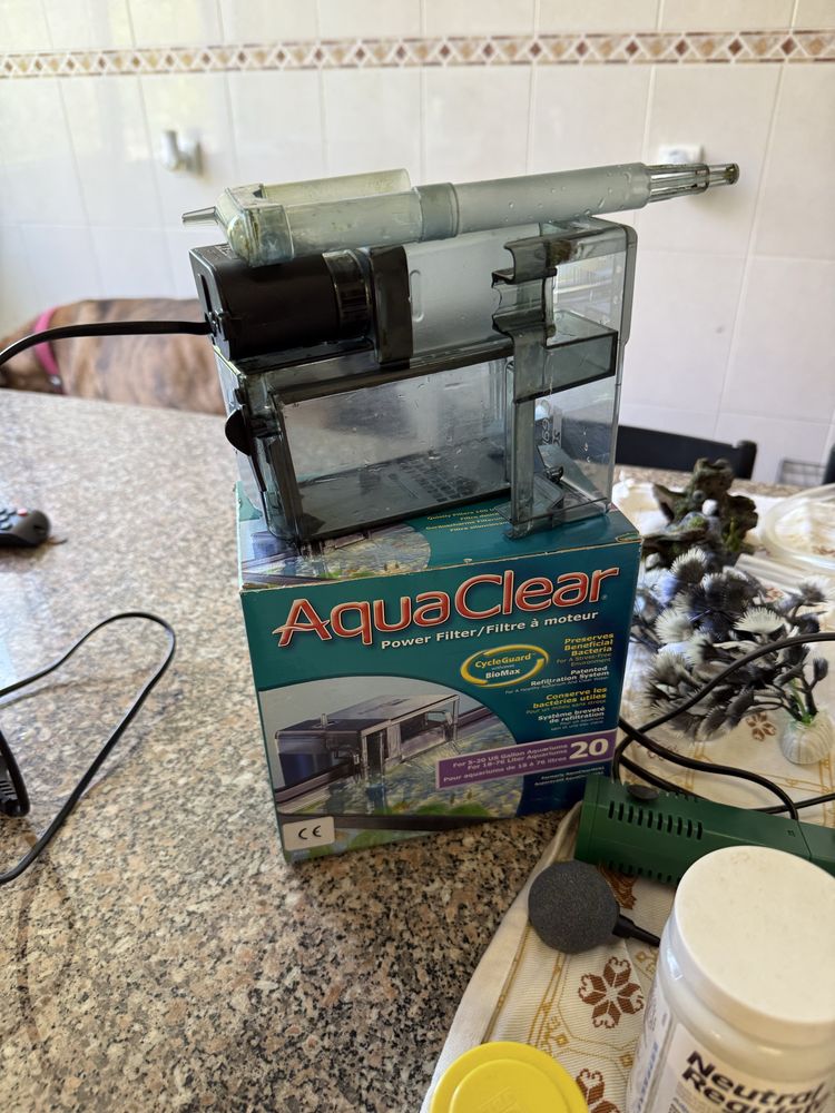 Aquario com varios acessorios