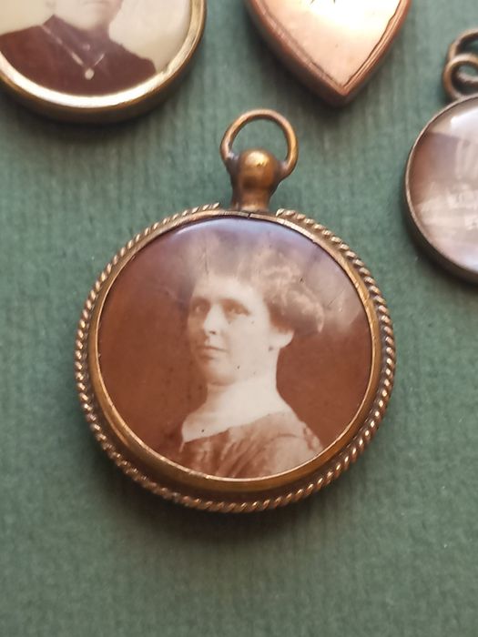 Zestaw starej biżuterii- wisiorki (zawieszki) - zdjęcia