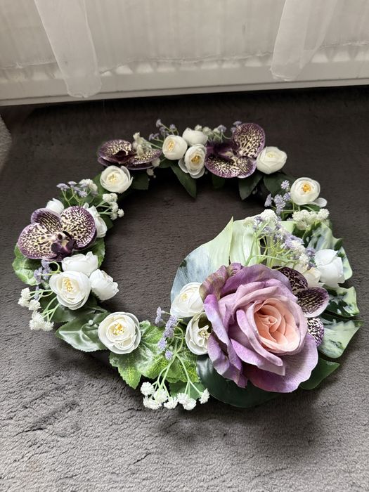 Wianek na pomnik do znicza/kompozycja/kwiaty sztuczne BEZ ZNICZA