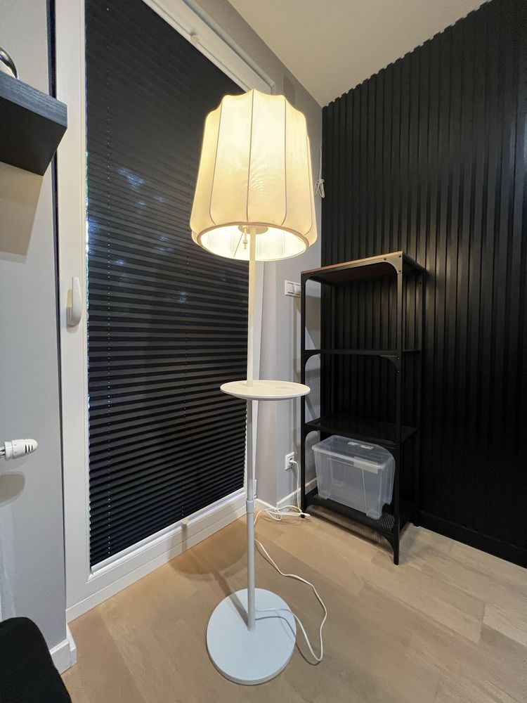 IKEA VARV Lampa stojąca z ładowarką
