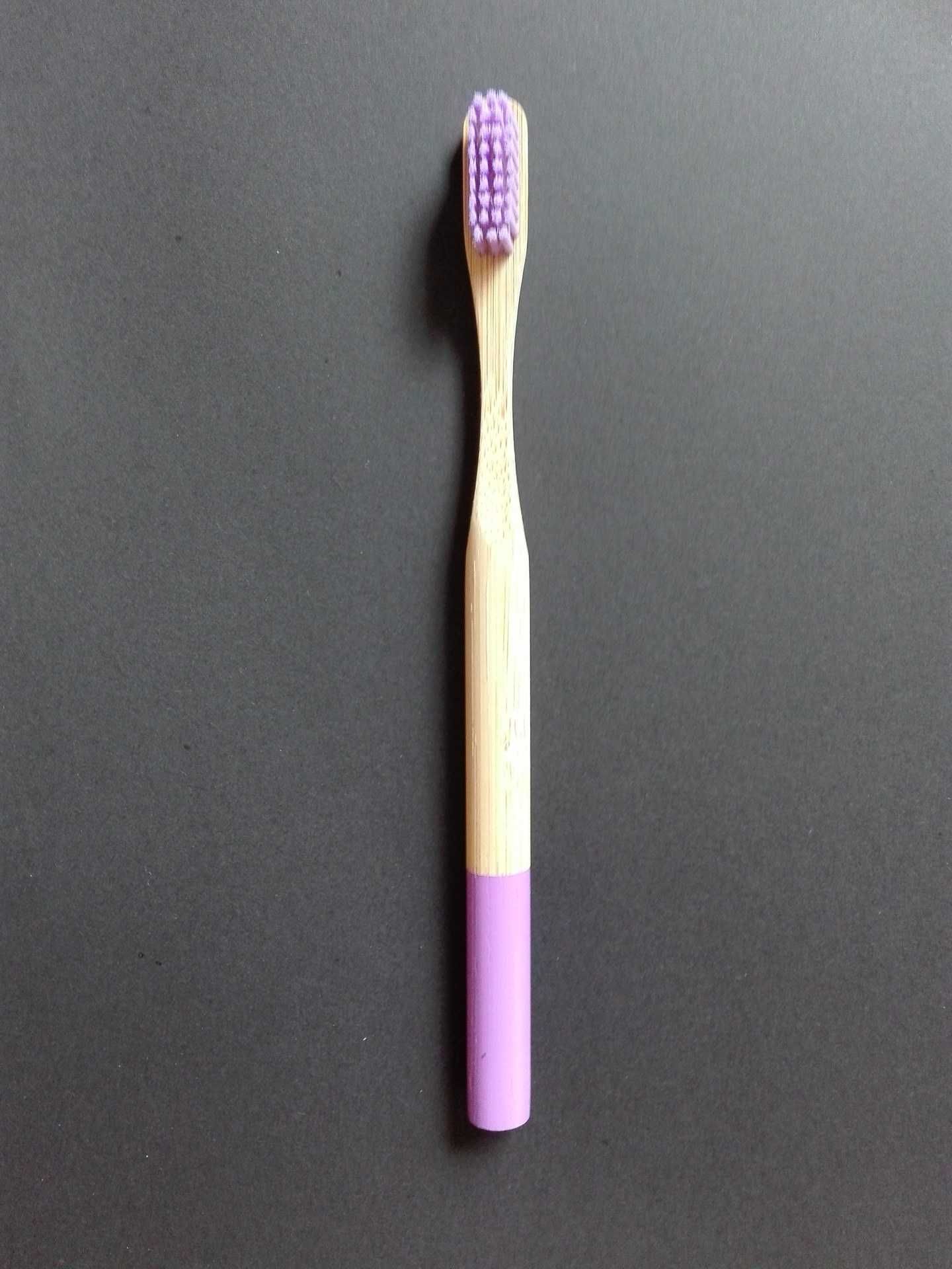 Bambusowa szczoteczka do zębów dla dorosłych.