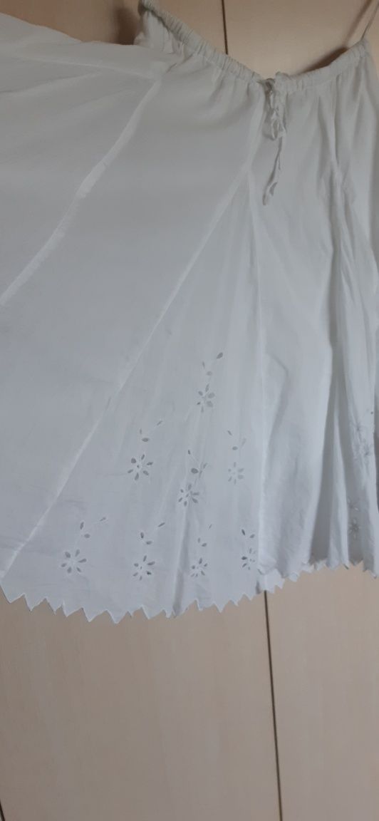 Biała spódnica z pięknym haftem