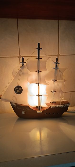 Lampka nocna zabudowana w okręcie