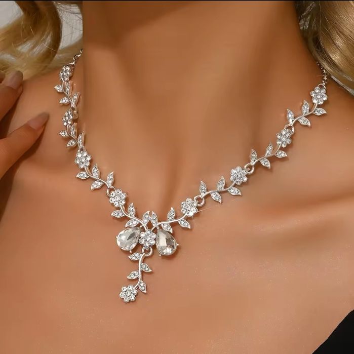 Весільне кольє для нареченої зі сраз