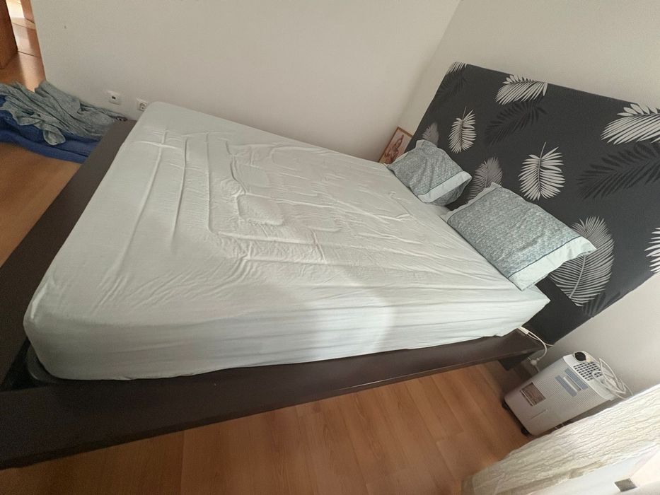 Cama (madeira maçiça) e estrado em excelentes condições