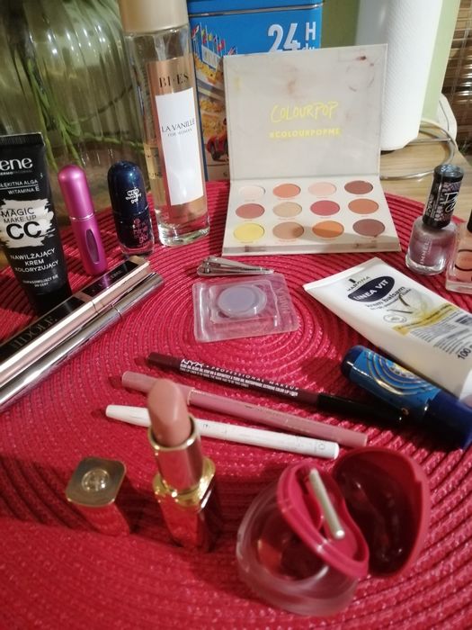 Duży zestaw kosmetyków, 18 szt. + perfumy.