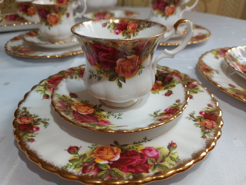 Serwis do kawy na 6 osob porcelana angielki Royal Albert czerwona róż