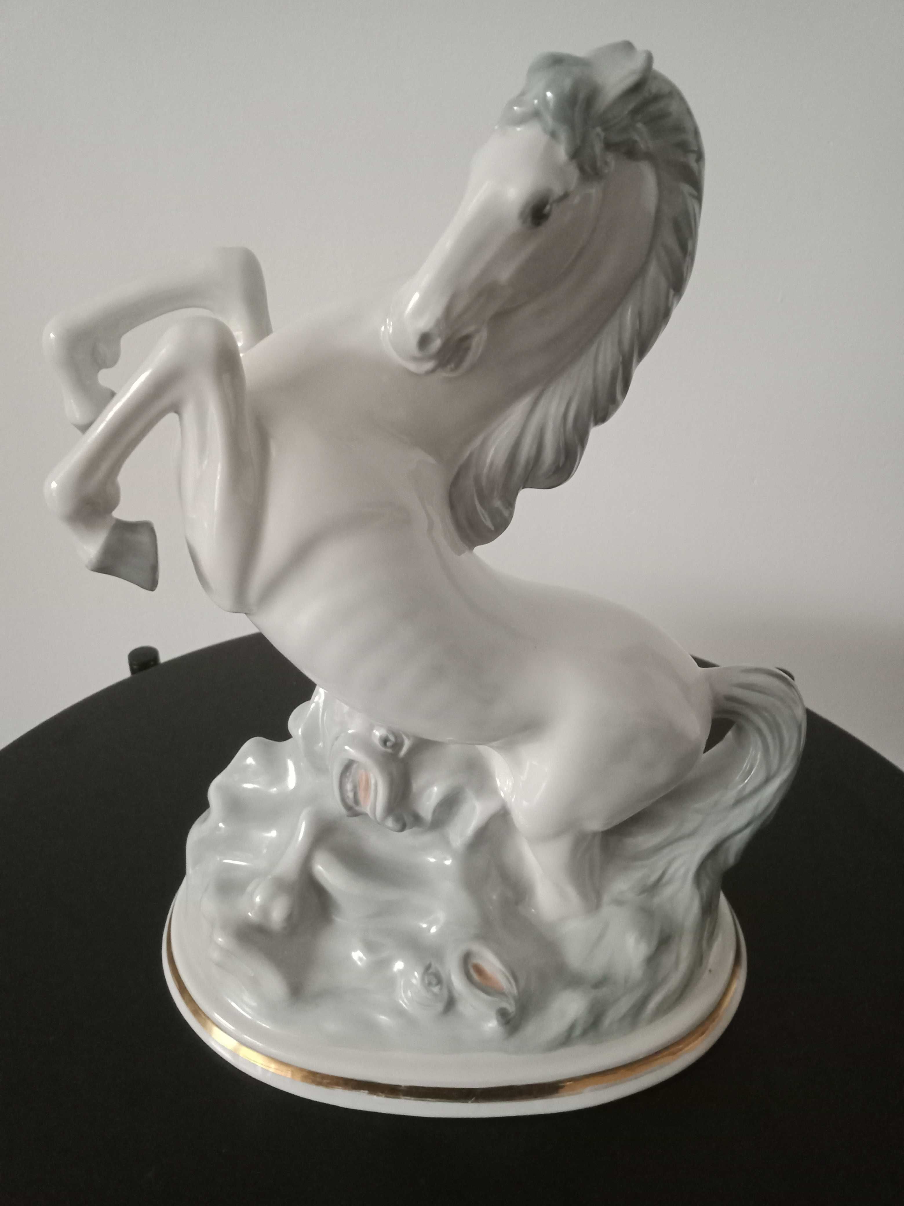 Figura "Koń walczący z wilkami"