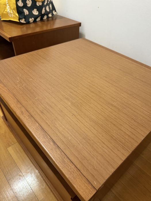 Mesa de apoio em madeira com prateleira e gaveta