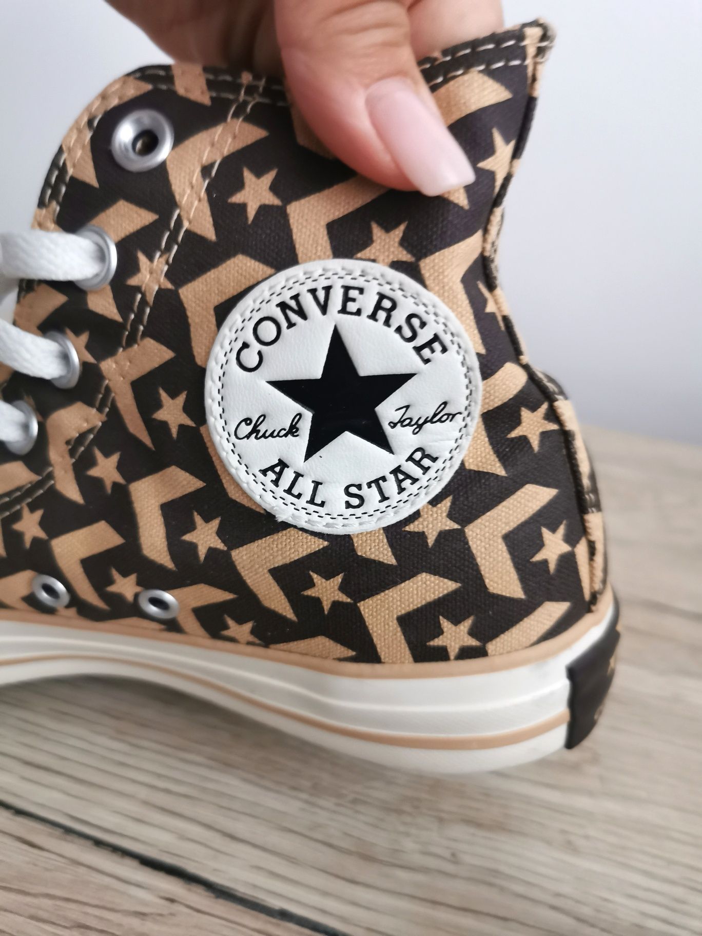 Wysokie trampki Converse sygnowane monogram beżowo brązowe 37