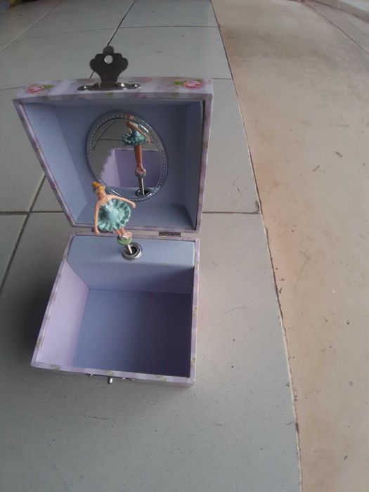 caixa de  musica com boneca dançarina ,  caixa guarda bijuterias