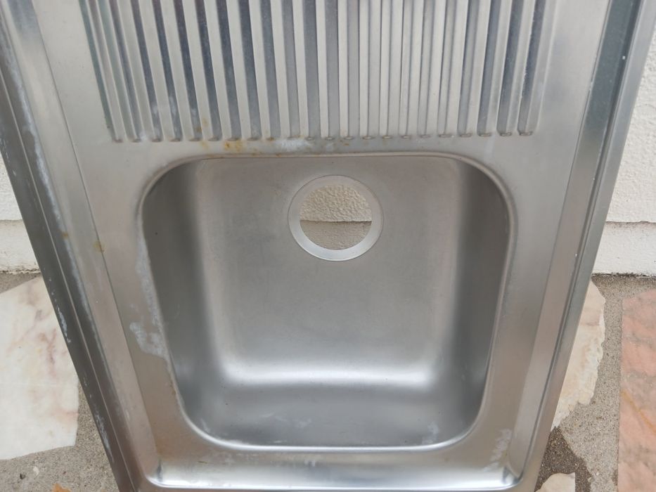 Lava loiça de inox.