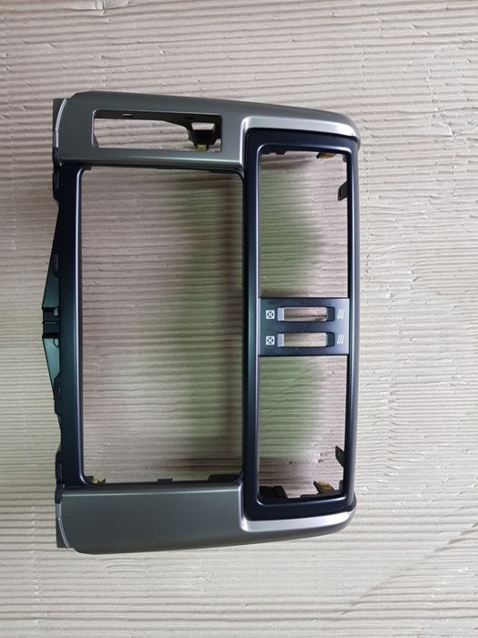 Toyota Land Cruiser 150 - ramka systemu multimedialnego