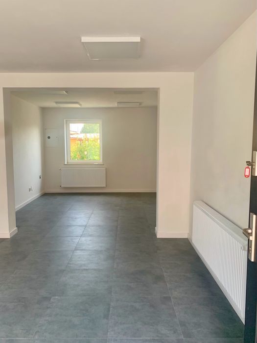 Lokal usługowy z dużą witryną – 37 m², niskie koszty utrzymania!