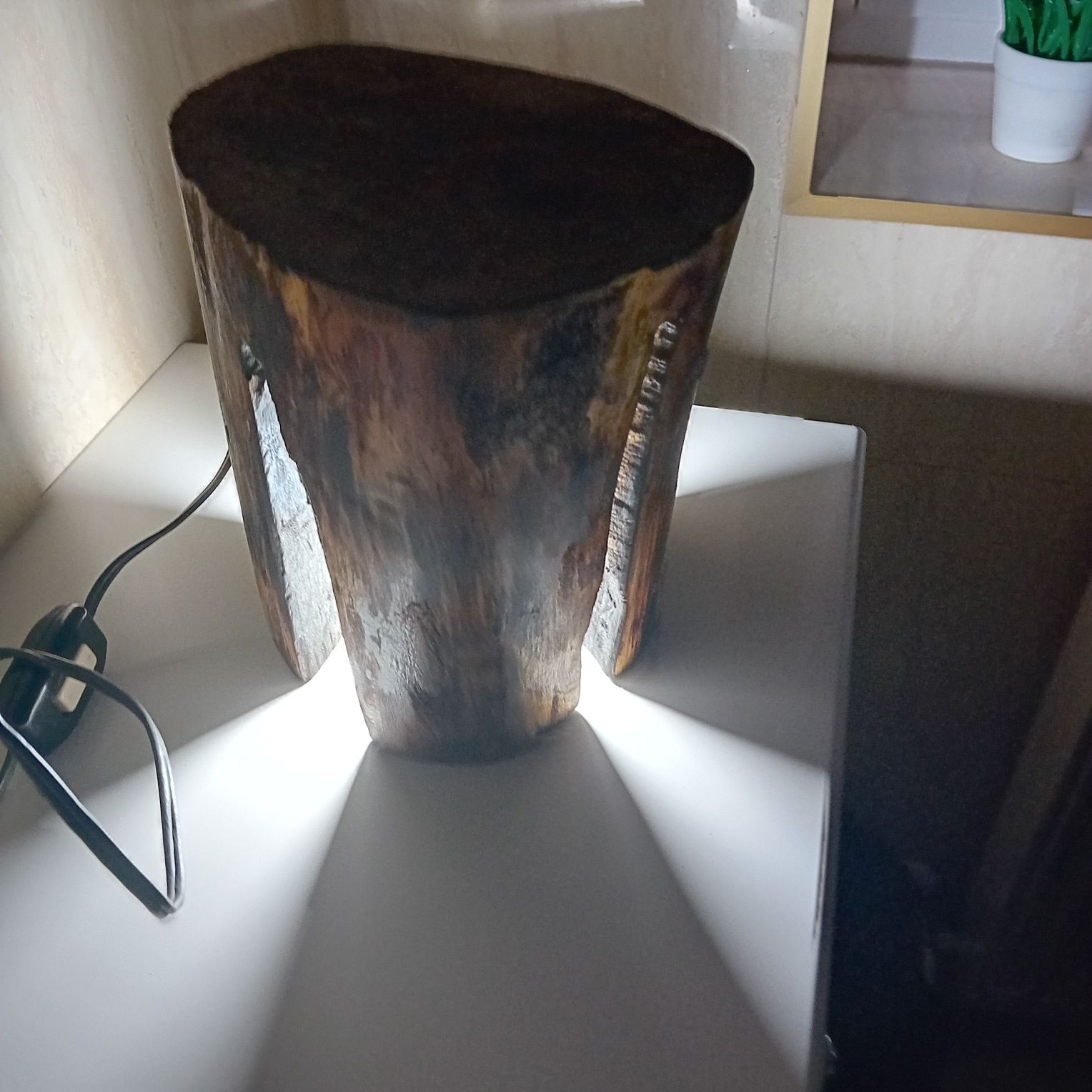 Lampka nocna z drewna piękna