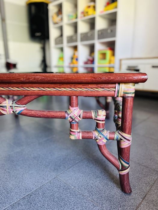 Mesa de madeira maciça com tampo de vidro