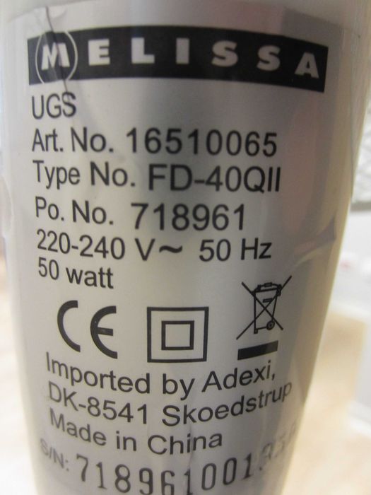 Biały wentylator stojący z łopatkami, regulowana wysokość